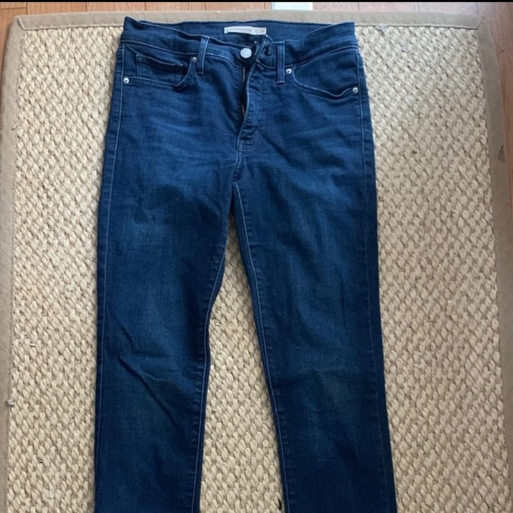 Levi’s 311 shaping skinny jean size 28 EUC